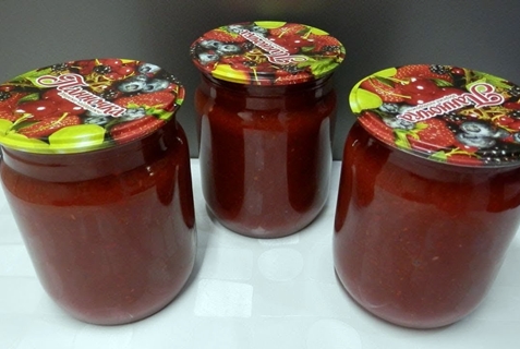 ketchup van pruimen in potten op tafel