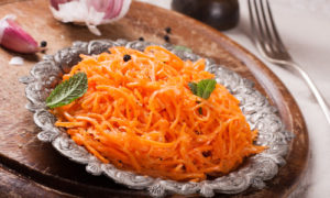 Recept för marinering av morötter på koreanska för vintern hemma