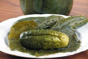 Una ricetta semplice per marinare i cetrioli nelle foglie di vite per l'inverno