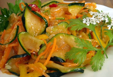 sallad med koreansk zucchini och gurkor