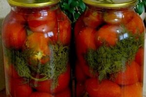 Simpele recepten voor het maken van ingelegde komkommers met worteltoppen voor de winter