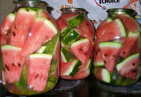 solené melouny ve sklenicích