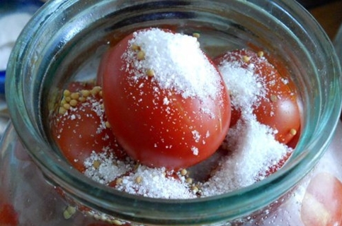 il processo di cottura dei pomodori con acido citrico
