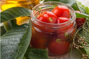 Recepti za kisele rajčice s cimetom za zimu kod kuće