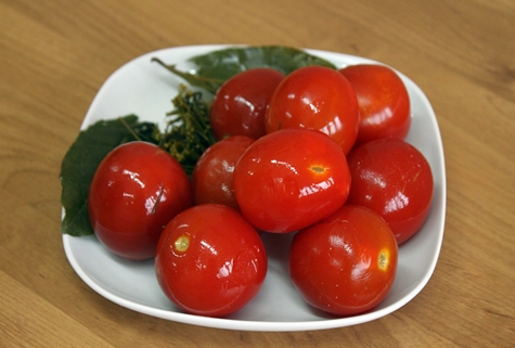 nakladané paradajky na tanieri