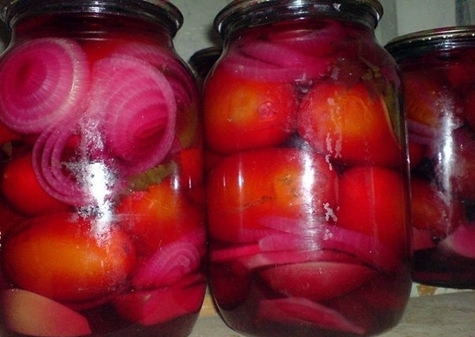 tomatoes with beets in jars on the table