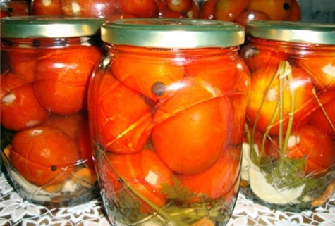 bulgarische Tomaten in Gläsern