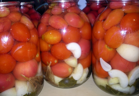 paradajky s jablčným octom v pohári
