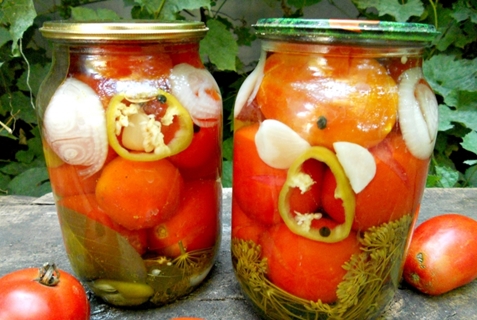 pomidorus su citrinos rūgštimi stiklainyje