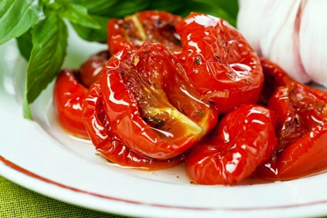 suszone pomidory na talerzu