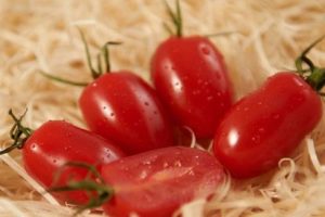 Egenskaber og beskrivelse af tomatsorten Ladies fingers, dens udbytte