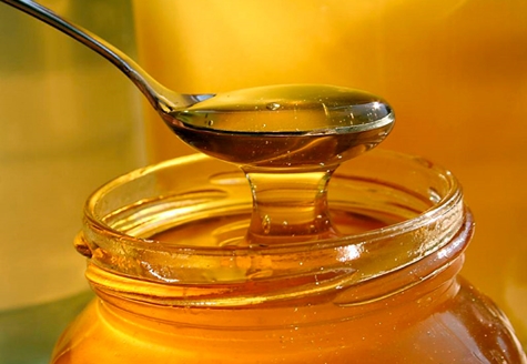 miele in un cucchiaio