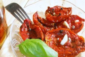 Saulėje džiovintų pomidorų derliaus nuėmimo žiemai receptai iš Julijos Vysotskaya