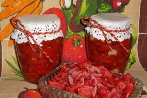 Rezept zum Kochen sonnengetrockneter Tomaten für den Winter in einem Gemüsetrockner