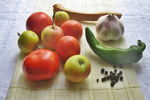Рецепте за конзервирање парадајза с јабукама за зиму лизаћете прстима