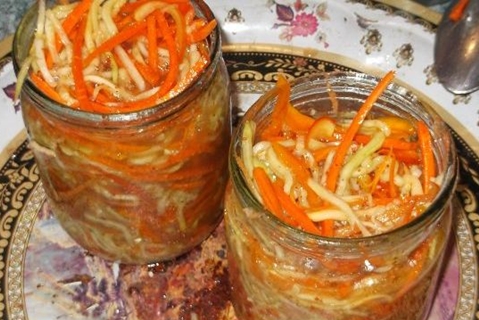 koreanische Zucchini im Glas
