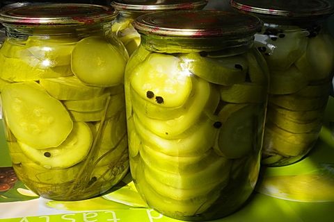 zucchine in un barattolo
