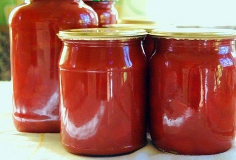 salsa de tomate con manzanas en frascos