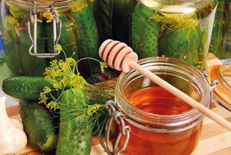 komkommers met honing in potten op tafel