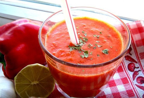 paradajková šťava v pohári