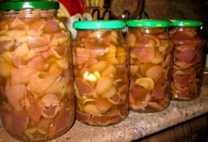 Recept voor het maken van gepekelde champignons voor de winter in potten