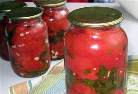 geschälte Tomaten in Gläsern auf dem Tisch