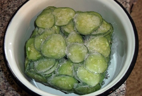 afrimning af agurker i en skål