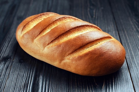 ổ bánh mì trên bàn