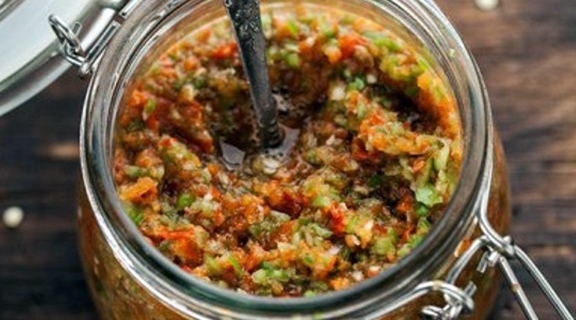 Gurkenkaviar in einem Glas