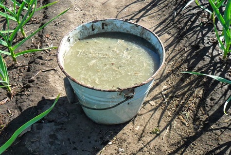 kbelík s tekutinou