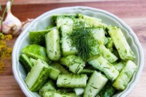 De beste recepten voor het oogsten van komkommers Damesvingers voor de winter