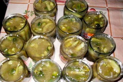 komkommers met mosterd in potten