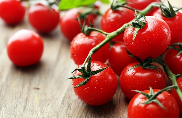červené cherry paradajky