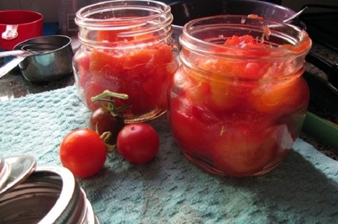 geschälte Tomaten in ihrem eigenen Saft