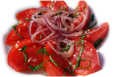 červený rajčatový salát