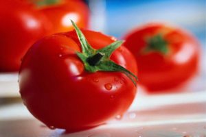 Beskrivelse af tomatslot og sorts egenskaber