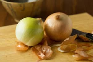 Användning av lökskal för gurkor, hur man vattnar och matar