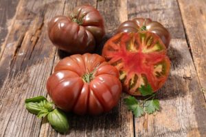 Beschrijving van de tomatenvariëteit Vrouw deelt f1, zijn kenmerken