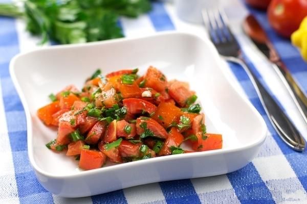 salat med tomater og greener