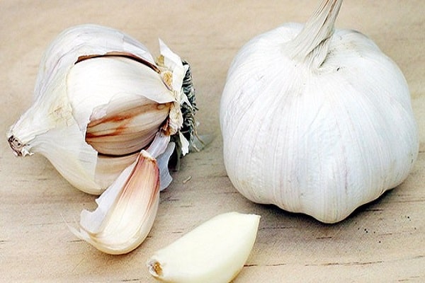 unshelled garlic