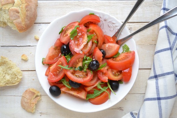 šalát s paradajkami a olivami