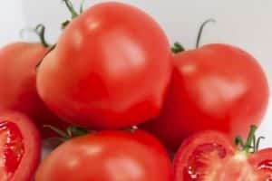 Descripción de la variedad de tomate Azov, recomendaciones de cultivo y cuidado.