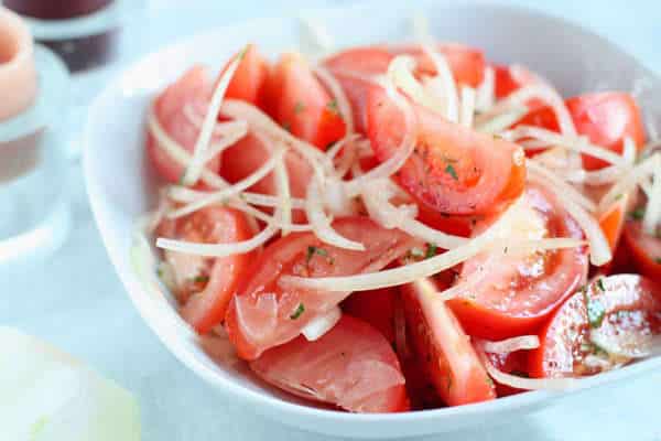 salad với cà chua và hành tây