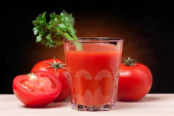 nước ép cà chua trong ly