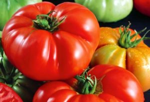 Raudonojo Buffalo pomidorų veislės aprašymas, auginimo ypatybės ir derlius