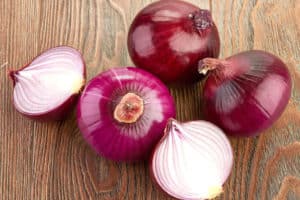 Cuidado y cultivo de cebollas moradas y rojas, beneficios y daños, cuando cosechar y como almacenar
