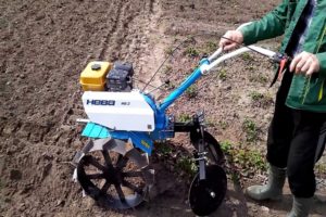 Types of potato hillers for a walk-behind tractor: how to make and customize with your own hands?