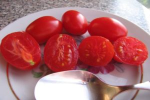 Beskrivelse af sortens tomat slikkepind, egenskaber ved dyrkning og udbytte