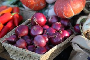 Descrizione della varietà di cipolla Carmen, caratteristiche di coltivazione e cura