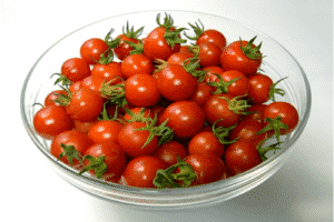 Ķiršu tomātu sarkanās šķirnes apraksts, tās īpašības un produktivitāte